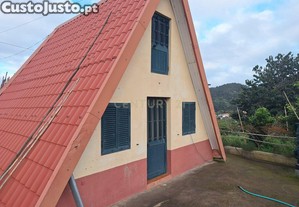 Moradia T�pica Madeirense em Santana, Madeira   Potencial e Tradi��o num S� Lugar!