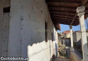 Casa antiga em pedra com pátio