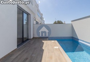 Moradia De Luxo Com 3 Quartos, Piscina E Vista...