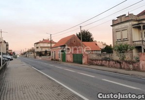 Moradia Em Ruína Com Terreno No Centro...