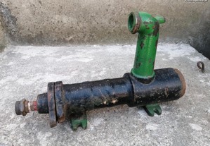 Bomba de água de ferro fundido antigo