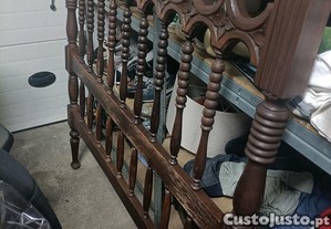 Cama de casal de mogno