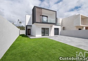 Casa T4 em Maceira de 194,00 m²