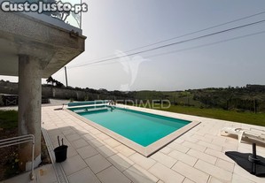 Moradia tradicional t4 com piscina e vista desafogada sobre o campo no carvalhal benfeito