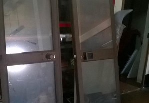 duas portas em aluminio vidro duplo