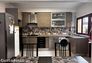 Moradia Renovada em Setbal com 3 Quartos