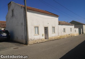 Casa antiga T4 com anexos, piscina e quintal