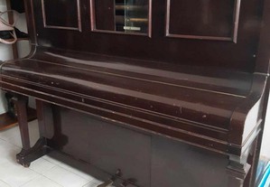 Piano vertical vintage.