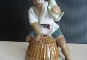 Estatueta de um peixeiro ambulante japonês