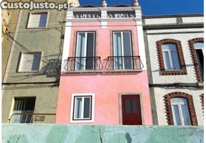 Oportunidade em Setbal: Imvel para Recuperao com Vista Rio