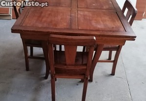 Mesa e 4 cadeiras