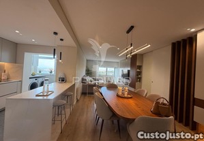 T3 remodelado e mobilado - 1º linha do mar