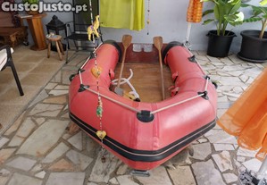 Barco pneumático sem remos e sem motor incluído.