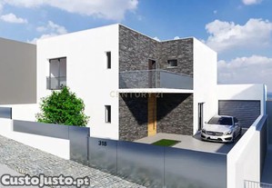 Moradia T4 com Piscina / Nova - Vialonga
