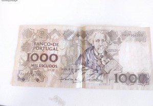 Conjunto de moedas e notas de escudos Portugueses