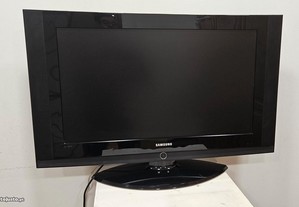 Tv LCD Samsung 32" com suporte e comando.
