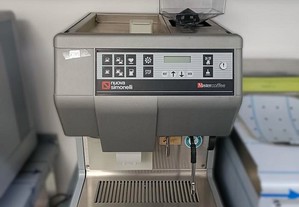 Máquina de café Nuevo Simonelli com aquecedor de chávenas