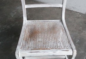 Cadeira branca madeira e palha