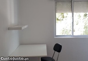 Quarto rapariga perto da bernardo sequeira