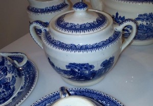 Serviço de chá em porcelana Sacavém, Estátua azul