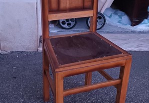 Cadeira de Madeira (Antiga)