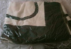 Cobertor verde ideal para cama 1.40x1.90 (foi lavado na lavandaria, por isso esta selado no saco)