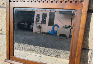 Espelho com moldura madeira em castanho