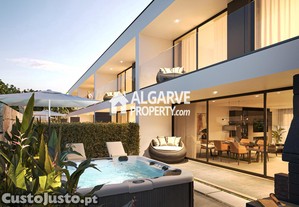 Moradia moderna t3 com jacuzzi no deck & espaço privado no terraço em mosqueira, albufeira