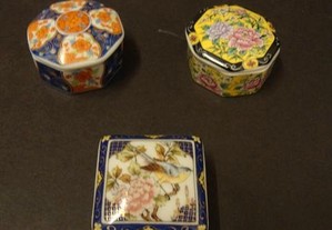 3 caixinhas antigas em porcelana
