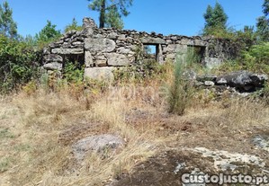 Ruína Em Pedra, Palheiro Escavado Em Pedras