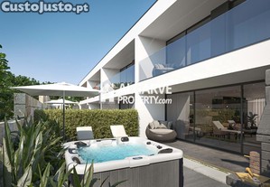 Moradia moderna t3 com jacuzzi no deck & espaço privado no terraço em mosqueira, albufeira