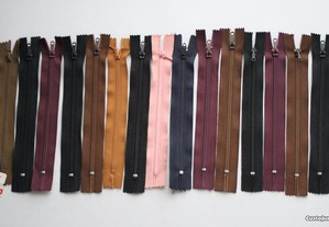 Fechos de correr (15 cm) em cores sortidas / Zippers (15 cm) in different colors.