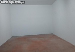 Garagem fechada em So Joo da Madeira