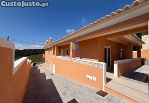 Moradia exclusiva t3 c/ quartos espaçosos, cozinha moderna, sala c/ lareira, piscina e vistas deslumbrantes - salir de matos