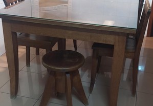 Conjunto vintage de mesa c/ tampo de vidro, cadeiras, cadeirão e banco