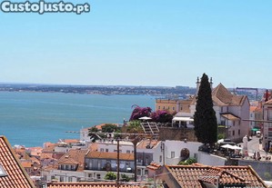 Apartamento T2 junto  Feira da Ladra, So Vicente de Fora