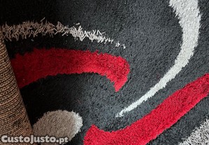 Tapete tons pretos e vermelhos