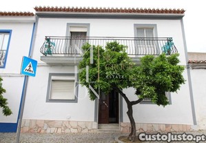 Moradia tradicional T5 com 2 pisos na Vila de Mourão - Alentejo.