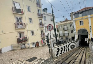 T2 DUPLEX Lisboa -Bica Largo de Santo Antoninho
