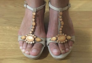 Sandálias de cunha Bibi Lou (tam 37)