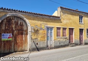 Armazém em Calvaria de Cima por recuperar