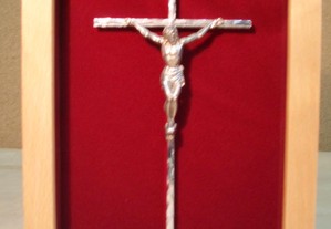 Quadro com crucifixo metálico em mini vitrine
