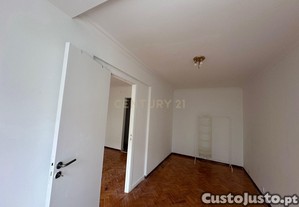 Apartamento T2 em Lisboa: Localização Privilegiada e Luz Natural