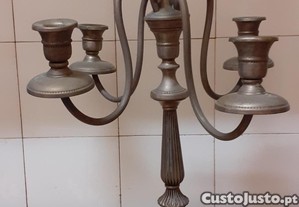 Candelabro antigo em estranho