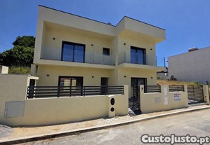 Moradia isolada T4 em Charneca de Caparica e Sobreda de 92,7 m²