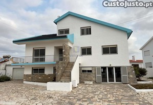 Moradia T11 com 533 m2, garagem e terreno com 3.400 m2