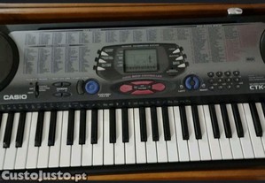 Piano Casio CTK-551 midi com suporte
