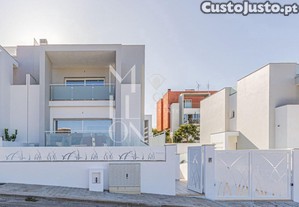Moradia Geminada T3 de Arquitectura Contemporânea com Vista Panorâmica sobre o Rio Arade   Ferragudo