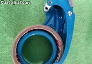 Suporte de fita cola para fazer embalagens.