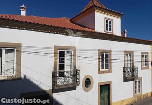Moradia histórica com logradouro no centro de portalegre